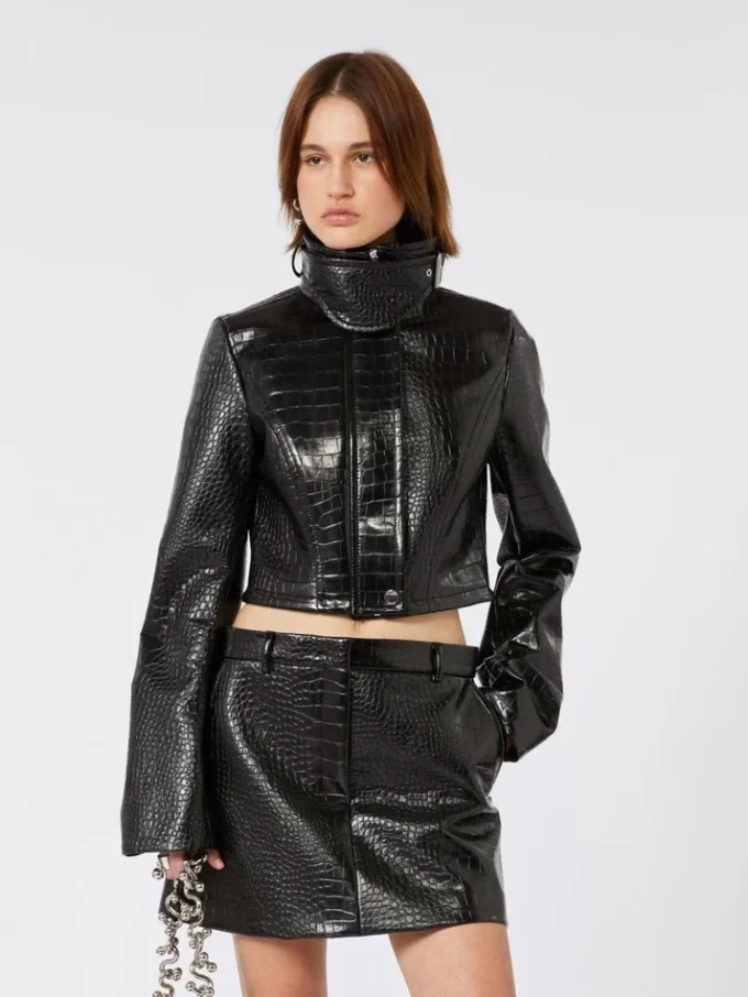Veste courte en cuir verni à imprimé alligator, noir