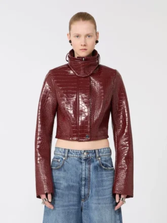 Veste courte en cuir verni à imprimé alligator, rouge foncé
