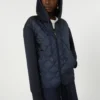 Veste matelassée à capuche en toile déperlante et jersey, bleu marine Veste matelassée à capuche en toile déperlante et jersey, bleu marine