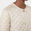 Veste matelassée en toile hydrofuge à col rond, couleur naturelle Veste matelassée en toile hydrofuge à col rond, couleur naturelle