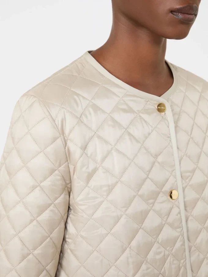 Veste matelassée en toile hydrofuge à col rond, couleur naturelle Veste matelassée en toile hydrofuge à col rond, couleur naturelle
