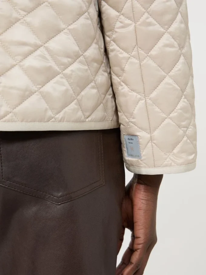 Veste matelassée en toile hydrofuge à col rond, couleur naturelle Veste matelassée en toile hydrofuge à col rond, couleur naturelle