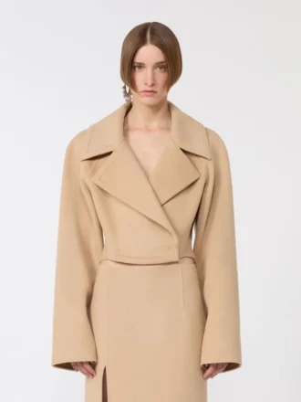 Vêtement d&rsquo;extérieur court en Pure Wool, couleur caramel